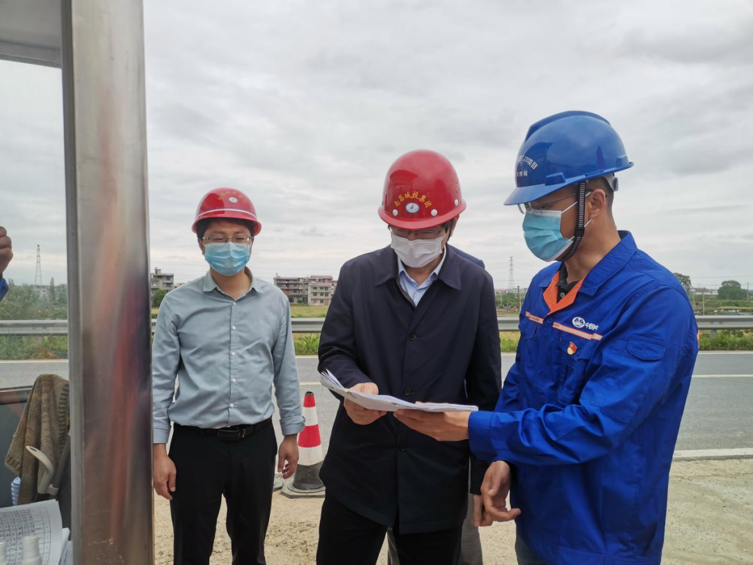集團(tuán)黨委委員、紀(jì)委書(shū)記何志敏赴西二環(huán)高速項(xiàng)目檢查疫情防控工作